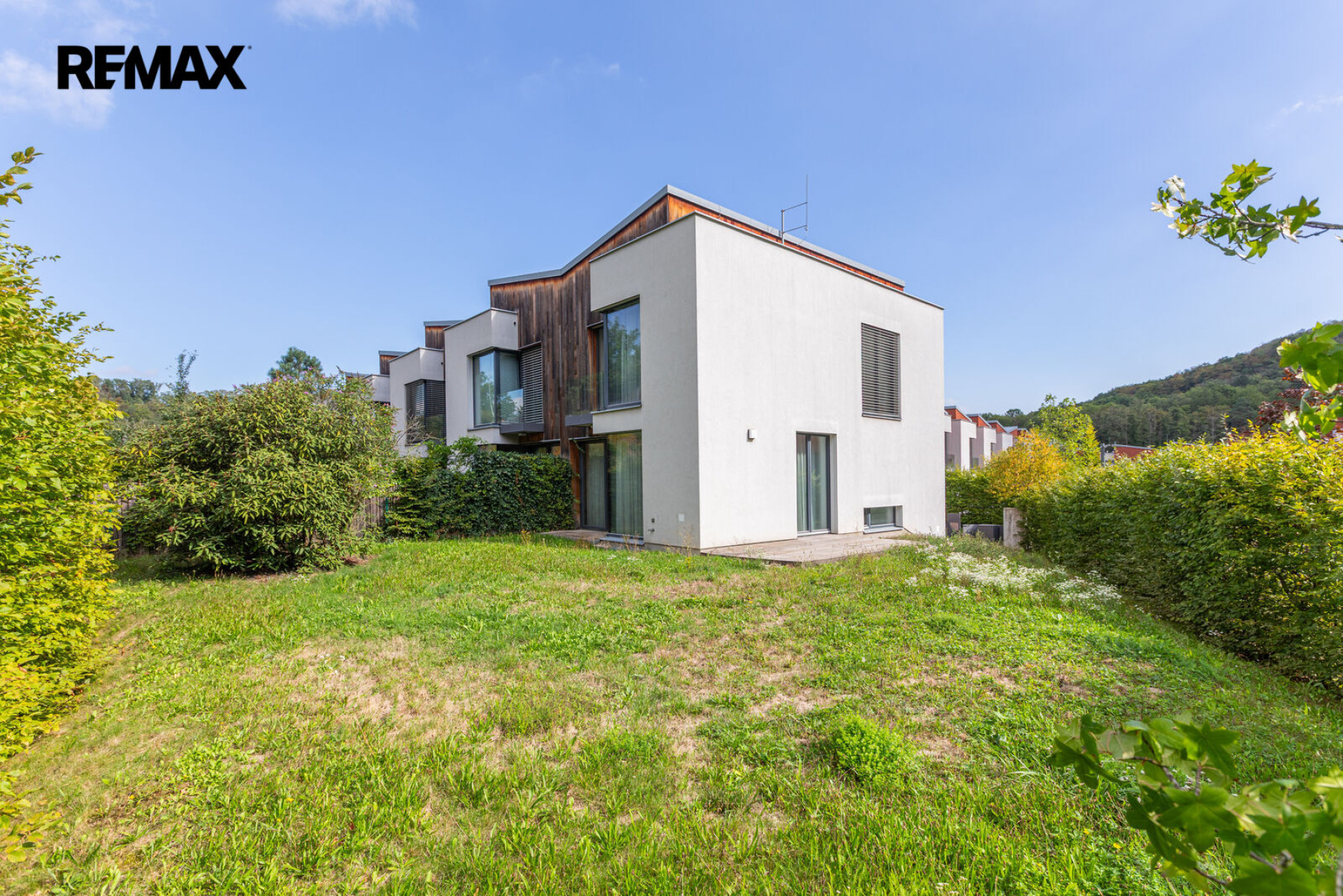 Pronájem rodinného domu 5+kk, 179 m² se zahradou 357 m², dvěma terasami, balkonem a dvougaráží
