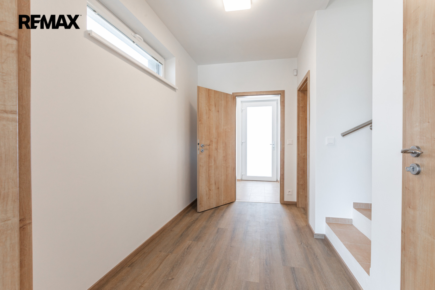 Pronájem rodinného domu 3+kk s parkovacím stáním a zahradou – Praha 9, Hostavice