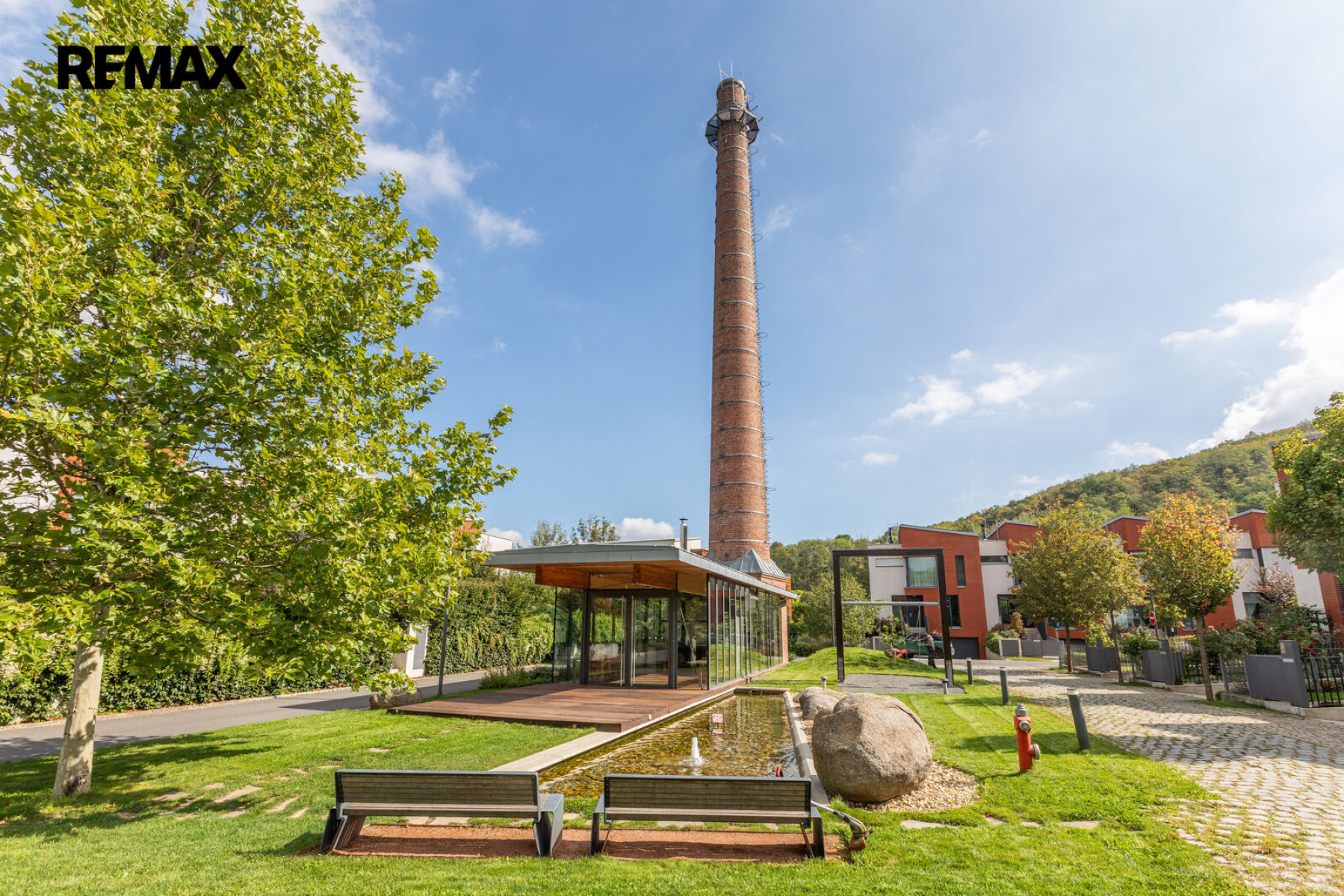Pronájem rodinného domu 5+kk, 179 m² se zahradou 357 m², dvěma terasami, balkonem a dvougaráží