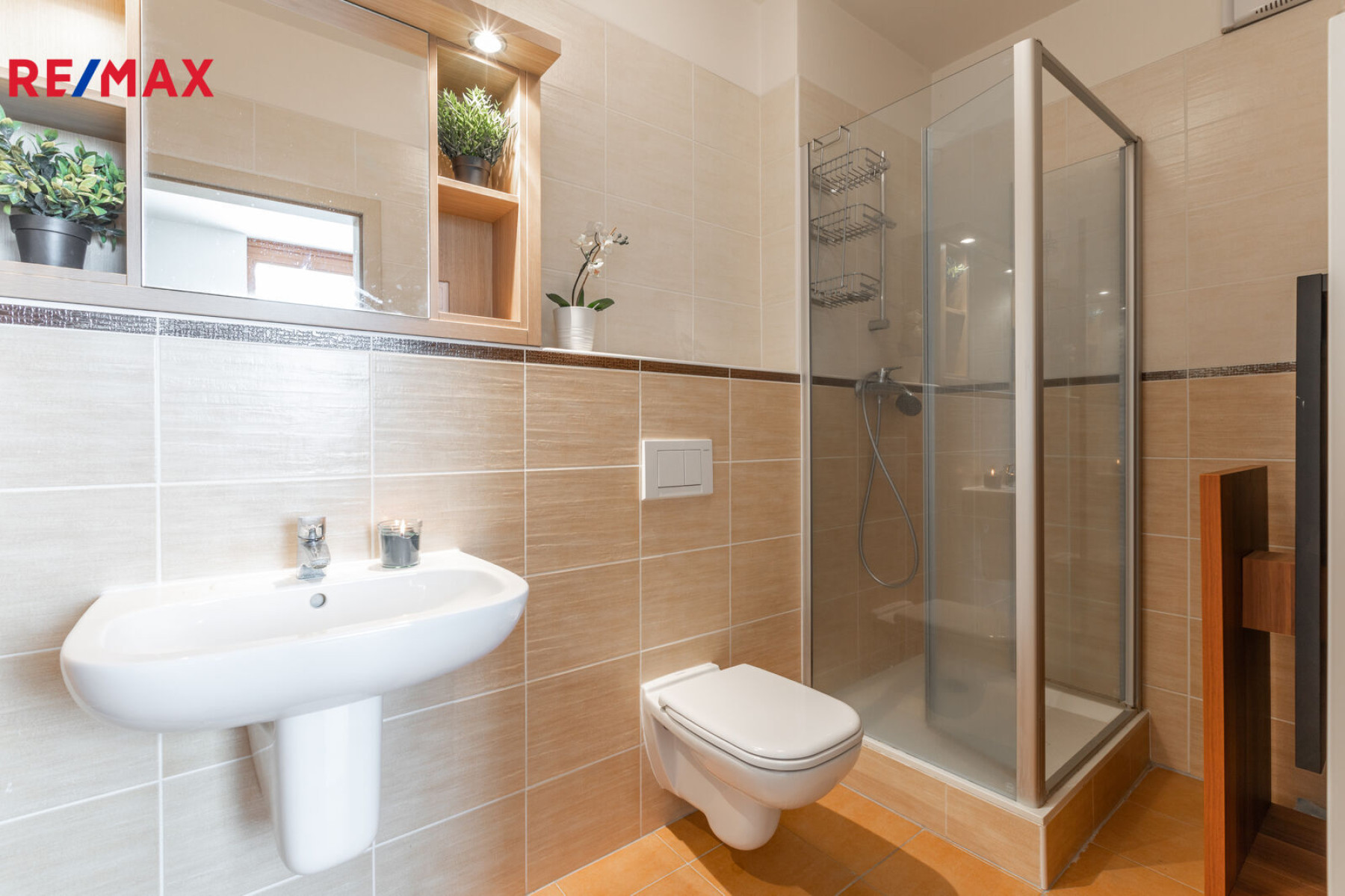 Skvěle řešený byt 4+kk, 2 koupelny, další samostatné WC, 4 komory/šatny