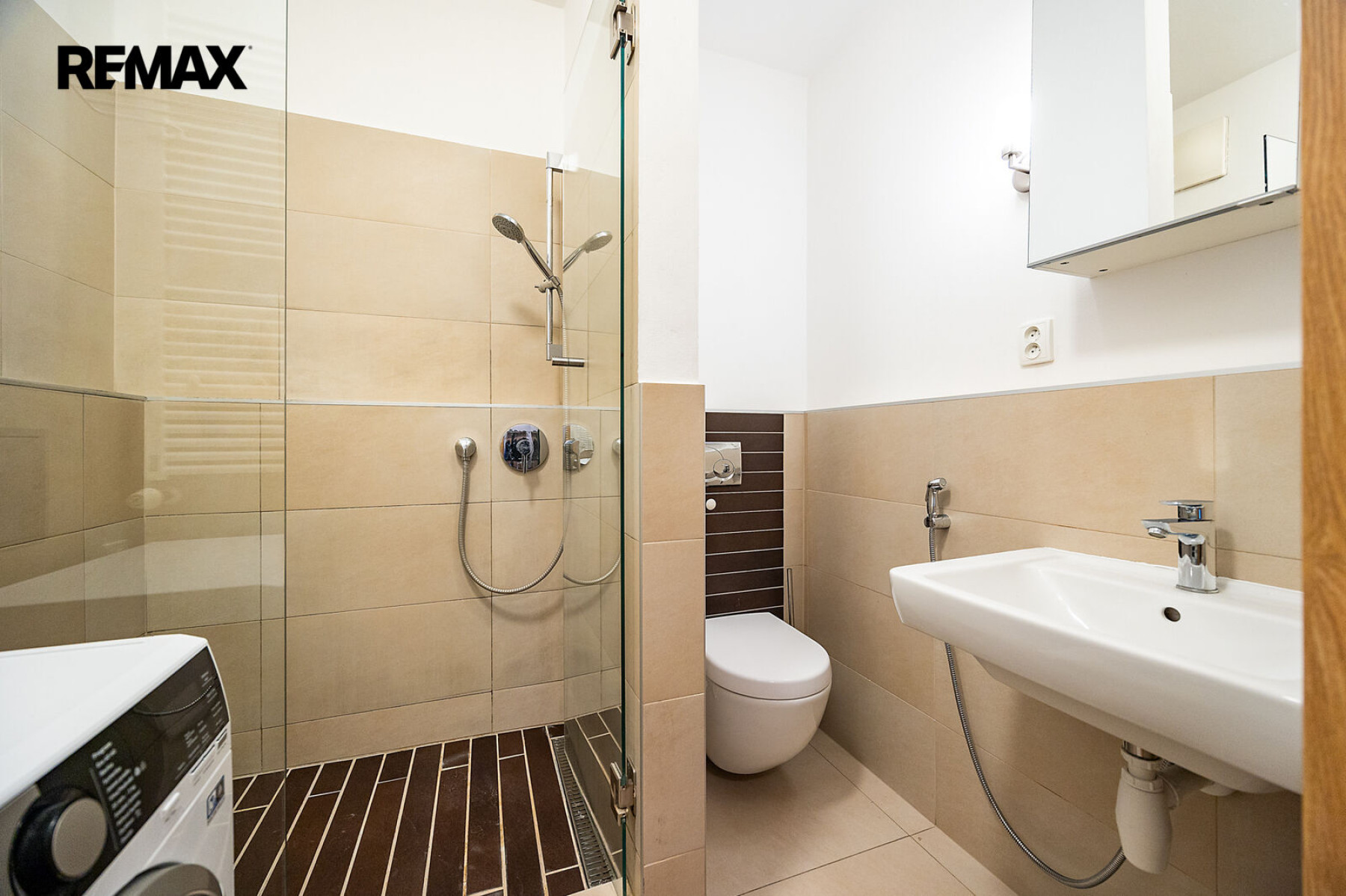 Prodej skvělého bytu 2+kk s prostorným balkonem, parkovacím stáním v garážích a sklepem