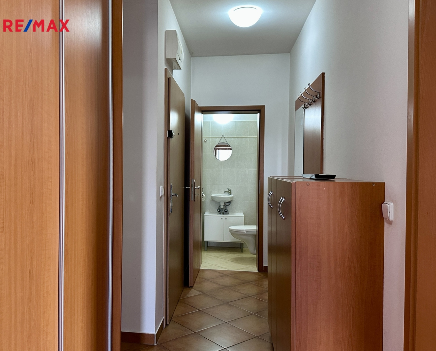 Prodej světlého bytu 3+kk s balkony a garážovým stáním, Praha 9 - Kbely