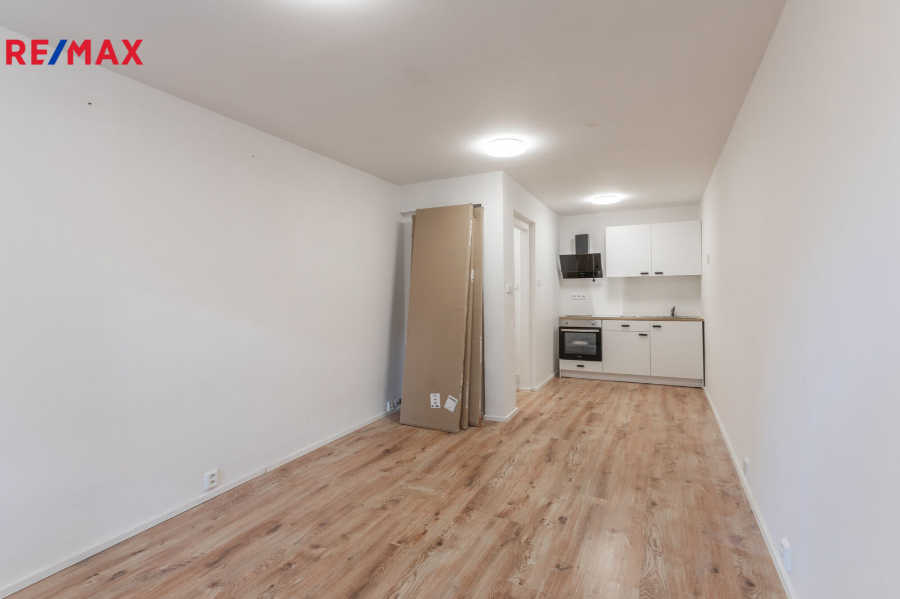 Prodej bytu 1kk, 26 m² + předzahrádka a sklep, Praha - Modřany