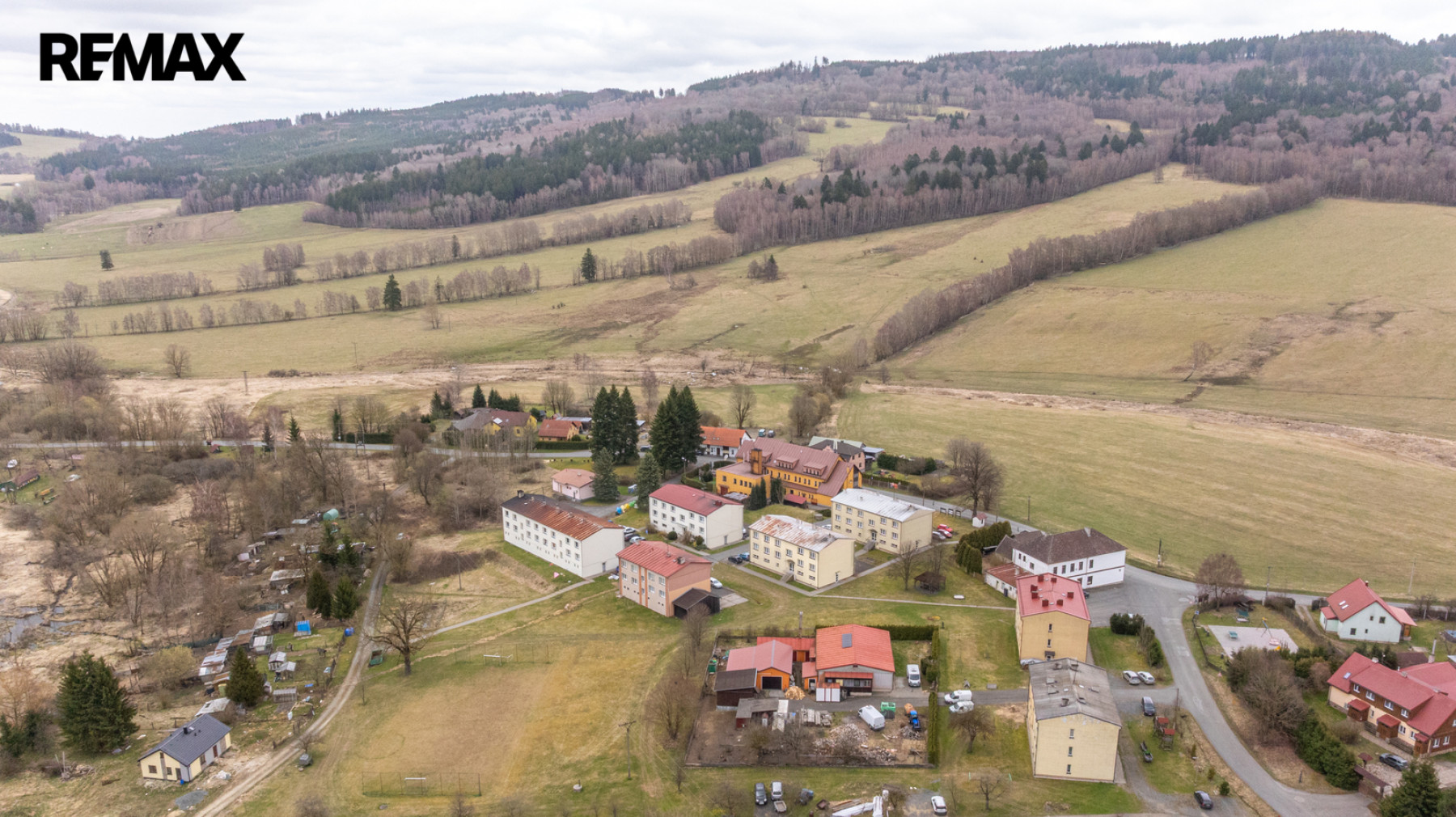 Činžovní dům se 4 byty a 4 garážemi v Rybníku u Domažlic