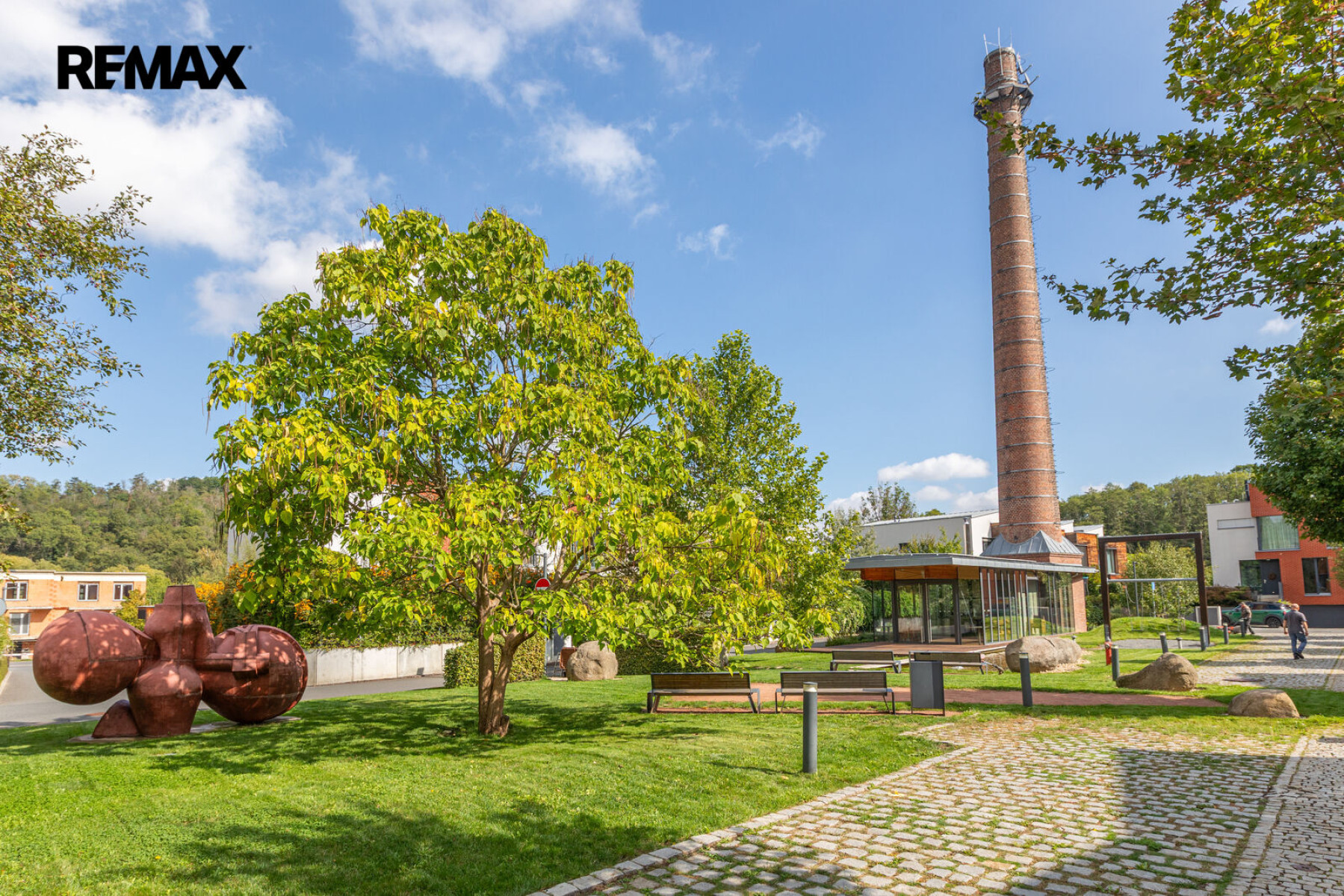 Pronájem rodinného domu 5+kk, 179 m² se zahradou 357 m², dvěma terasami, balkonem a dvougaráží