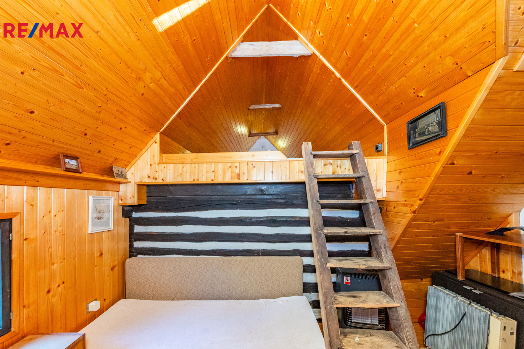 Stylová tradiční patrová chalupa s vnitřním čtvercovým dvorem, pozemek 1 264 m², Široký důl Polička
