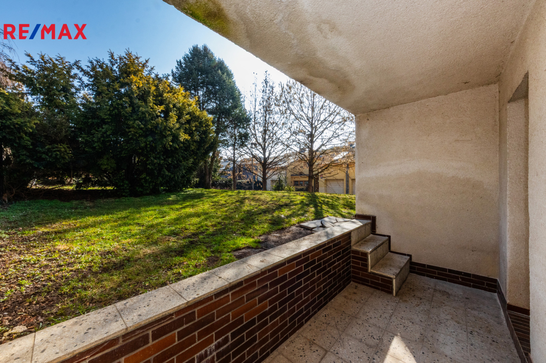 Rohový řadový RD 229 m² 2x lodžie garáž zahrada 311 m² původní stav Součkova Řepy