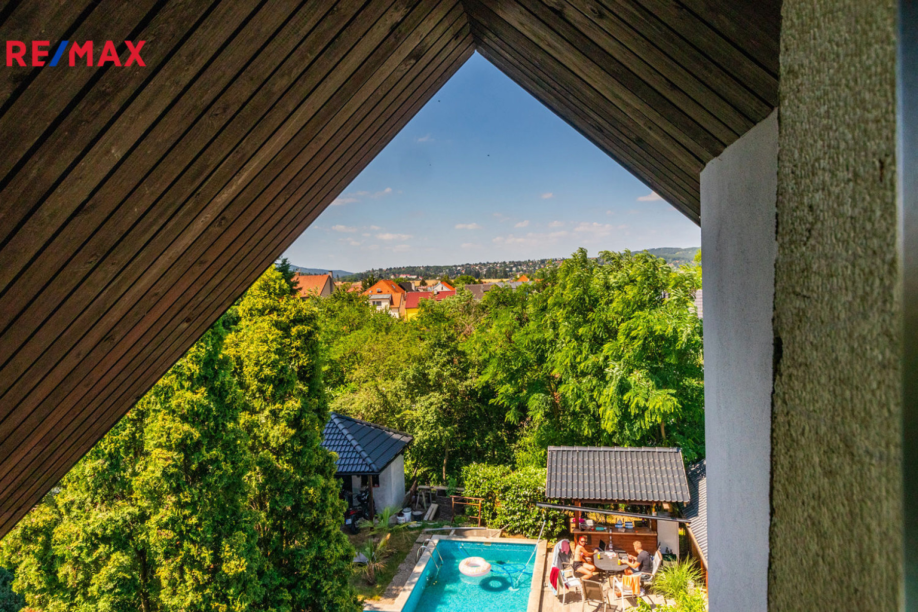Třípodlažní RD 465 m² lodžie terasa dvojgaráž sklep studna zahrada bazén Lipence Praha 5