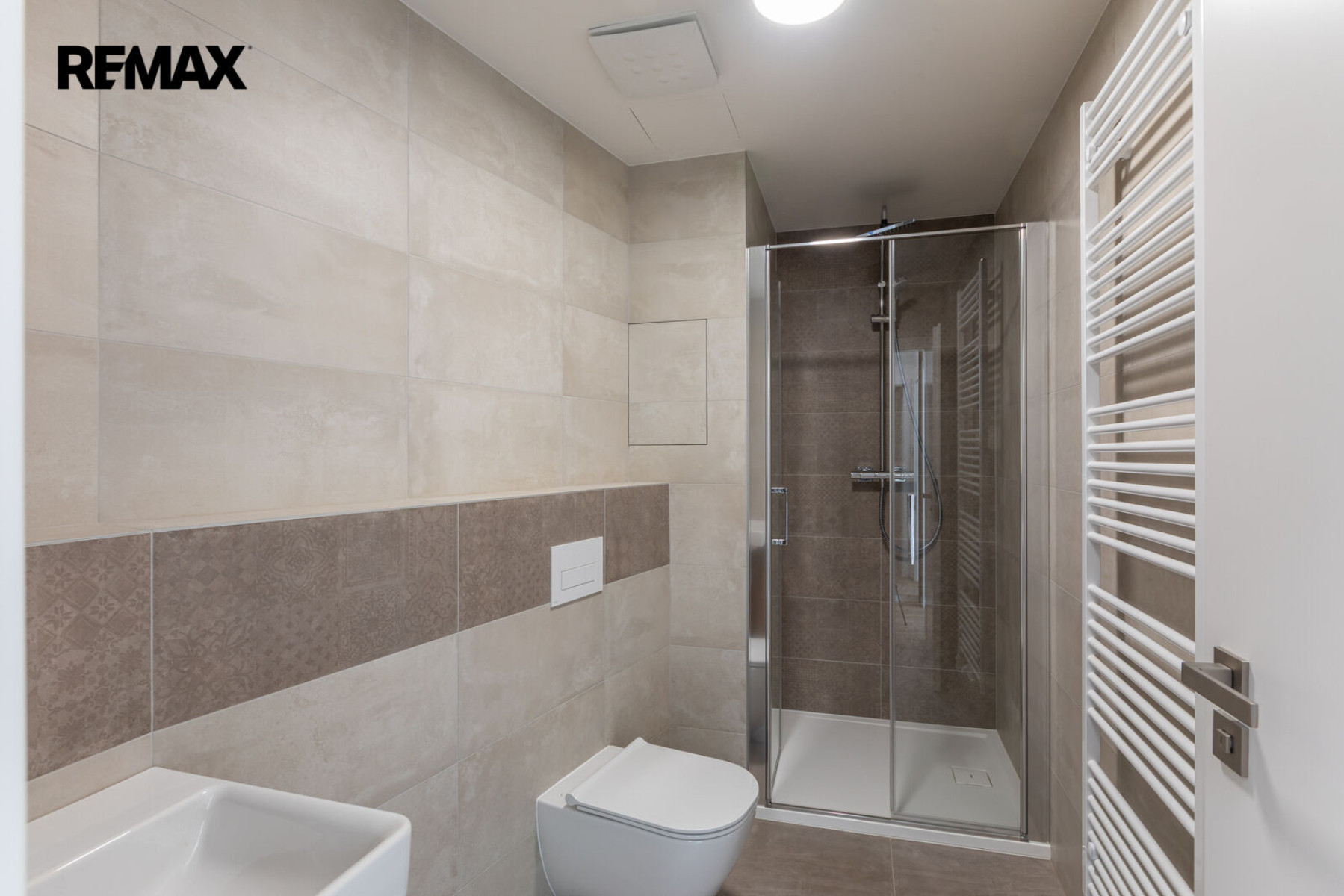 Úplně nový krásný byt s velkým balkonem v Praze – Lochkově