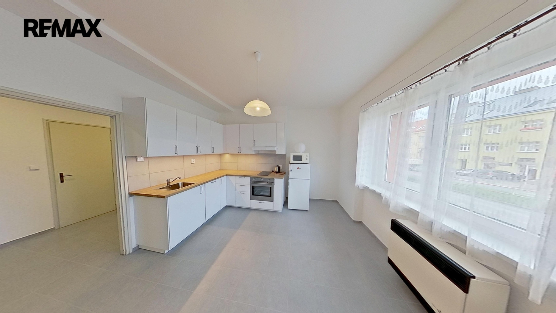 Pronájem zrekonstruovaného bytu 2+1, 76,5 m² se sklepem a společnou zahradou, Praha 4