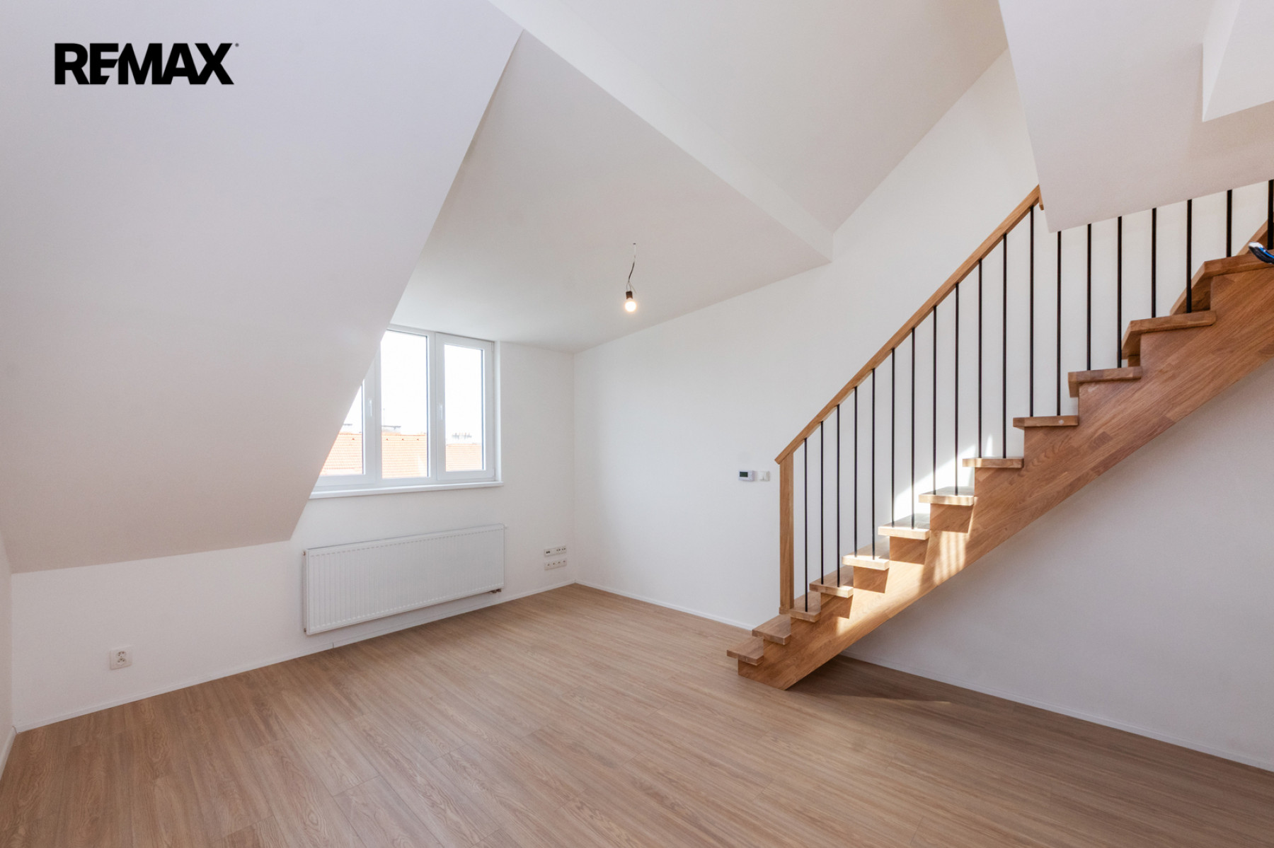 Mezonet 2+kk/sklep 45,9 m² OV cihla výtah západ výhled Jeseniova metro A Želivského 5 min