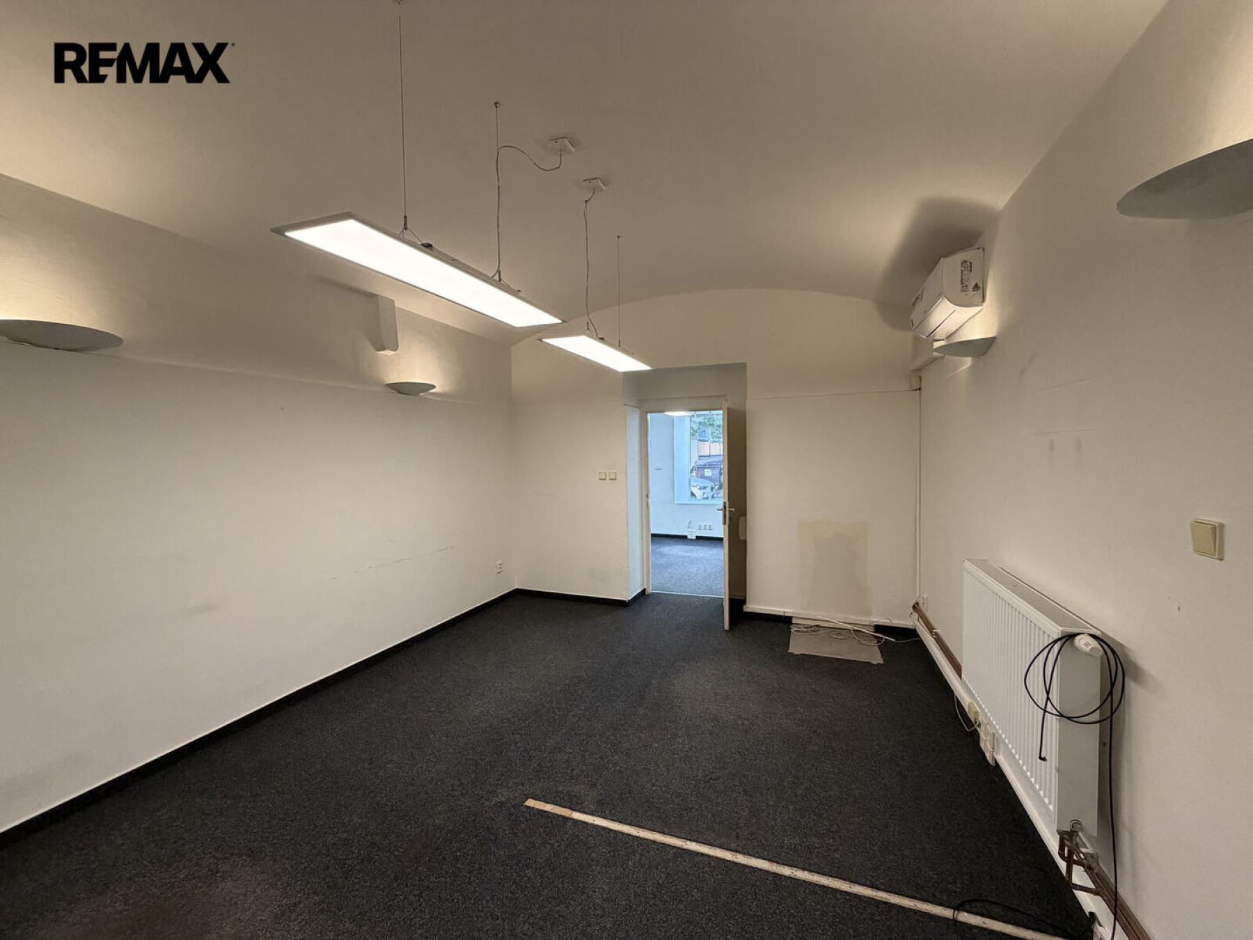 Pronájem komerčních prostor 158 m² – Praha 4, ulice Jemnická
