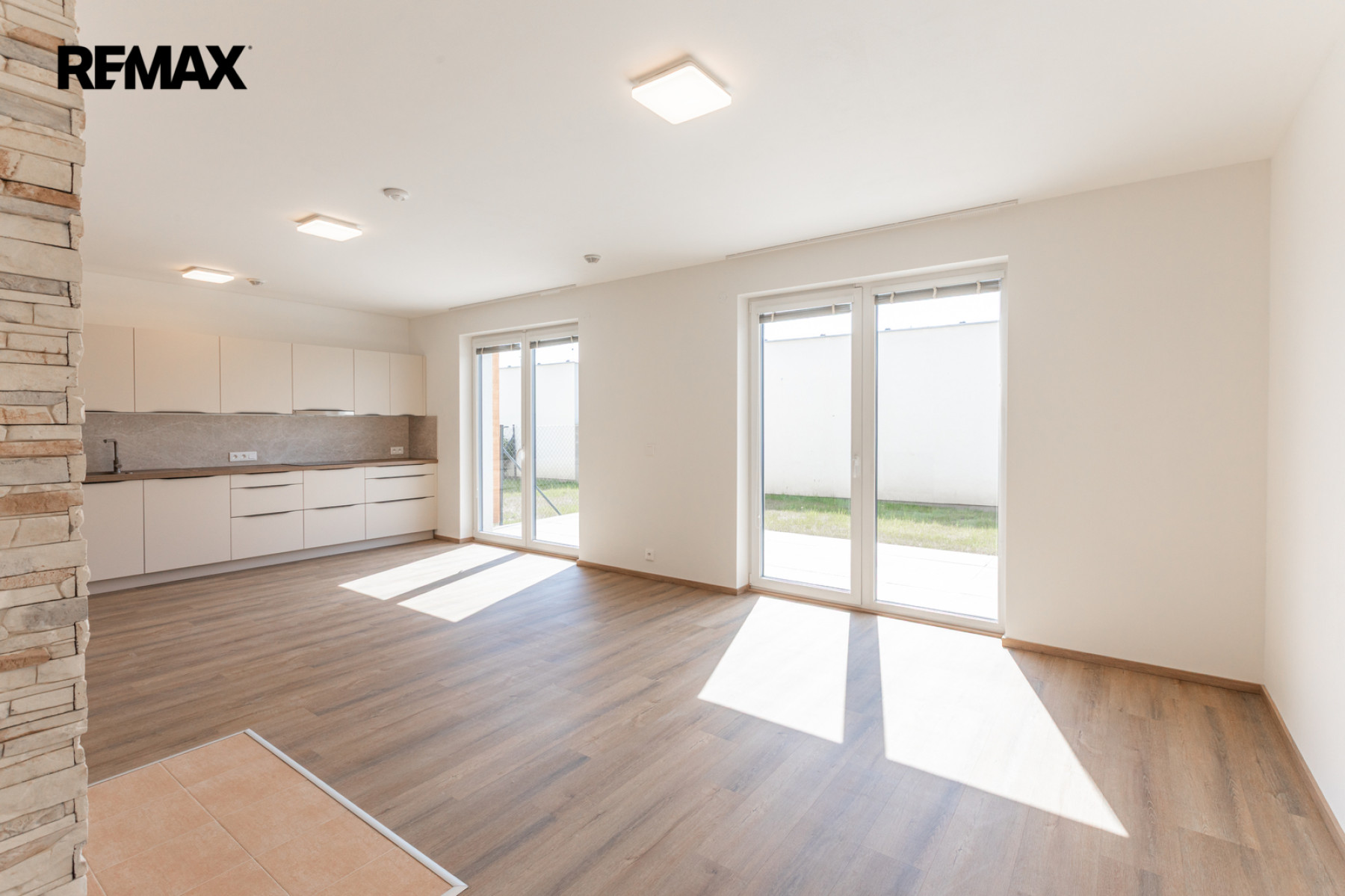 Pronájem rodinného domu 3+kk s parkovacím stáním a zahradou – Praha 9, Hostavice