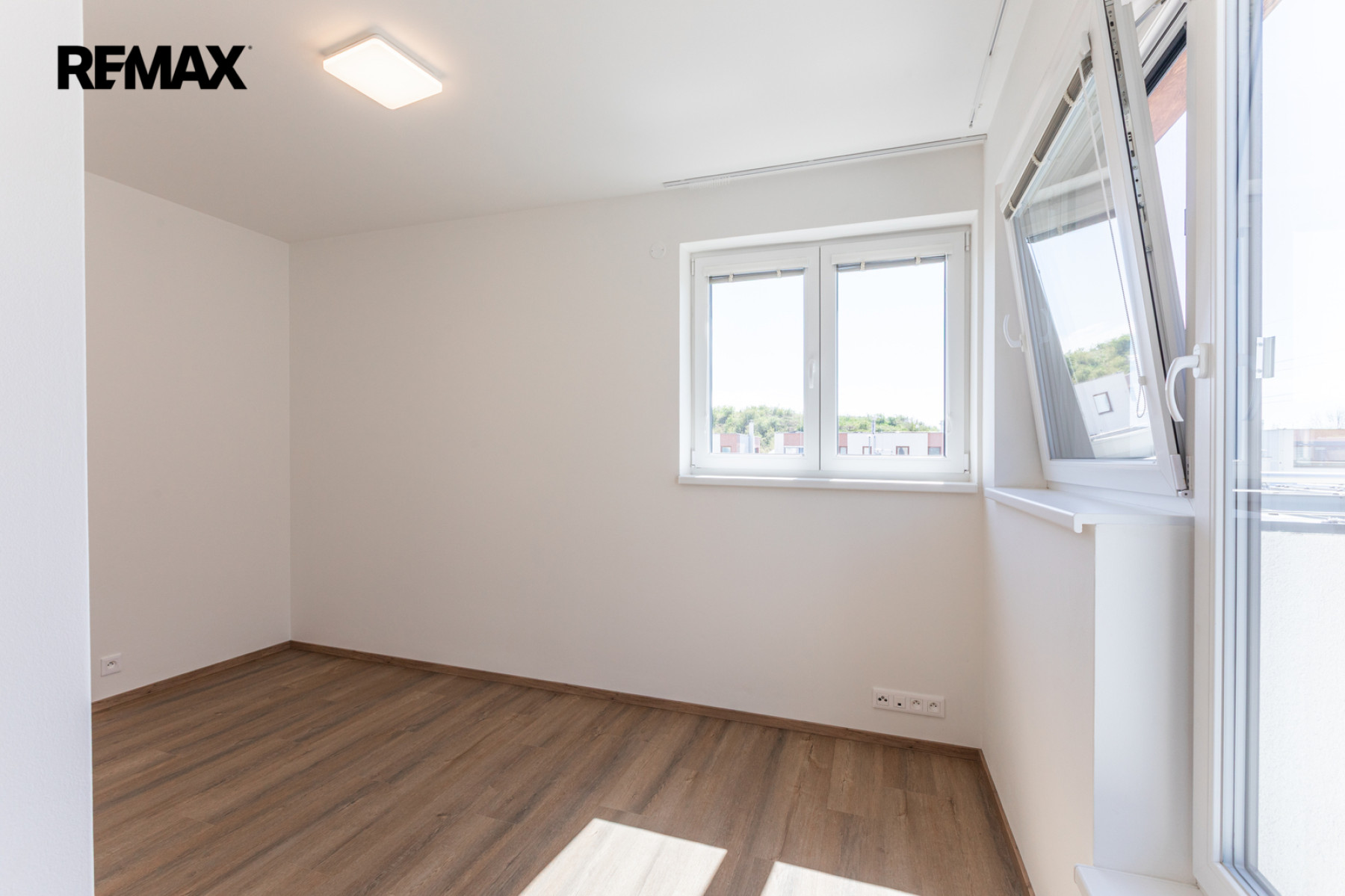 Pronájem rodinného domu 3+kk s parkovacím stáním a zahradou – Praha 9, Hostavice
