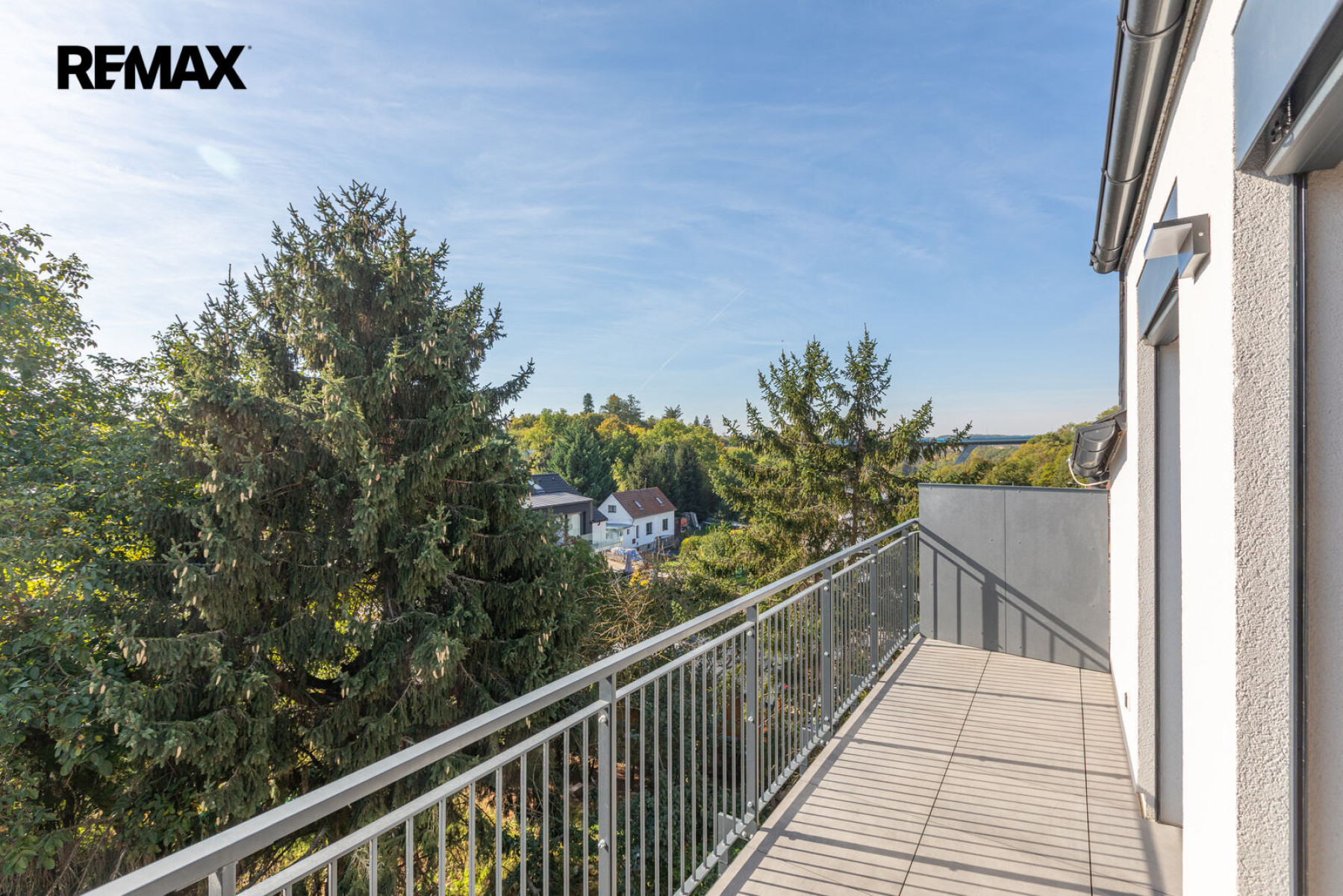 Úplně nový krásný byt s velkým balkonem v Praze – Lochkově