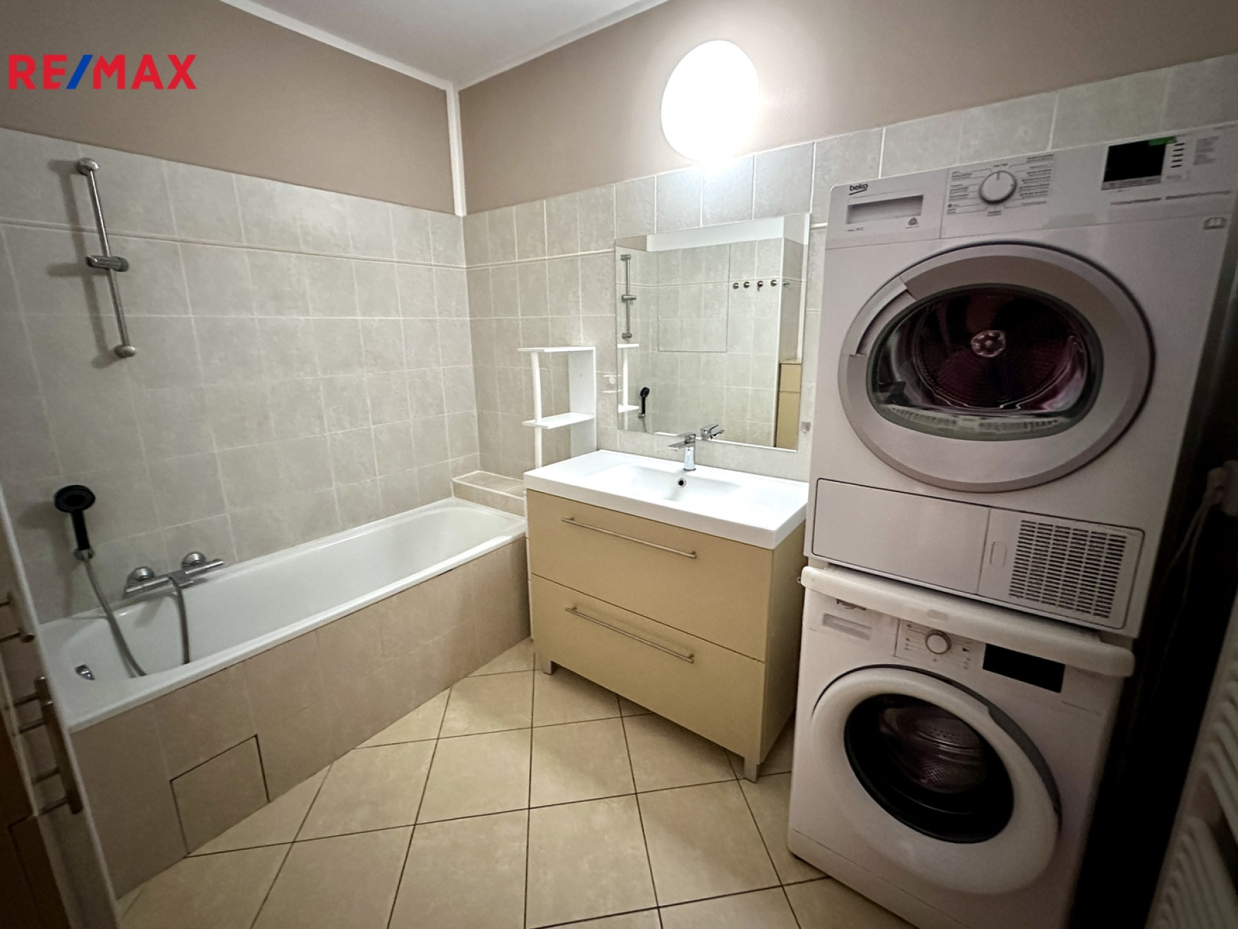 Prodej světlého bytu 3+kk s balkony a garážovým stáním, Praha 9 - Kbely