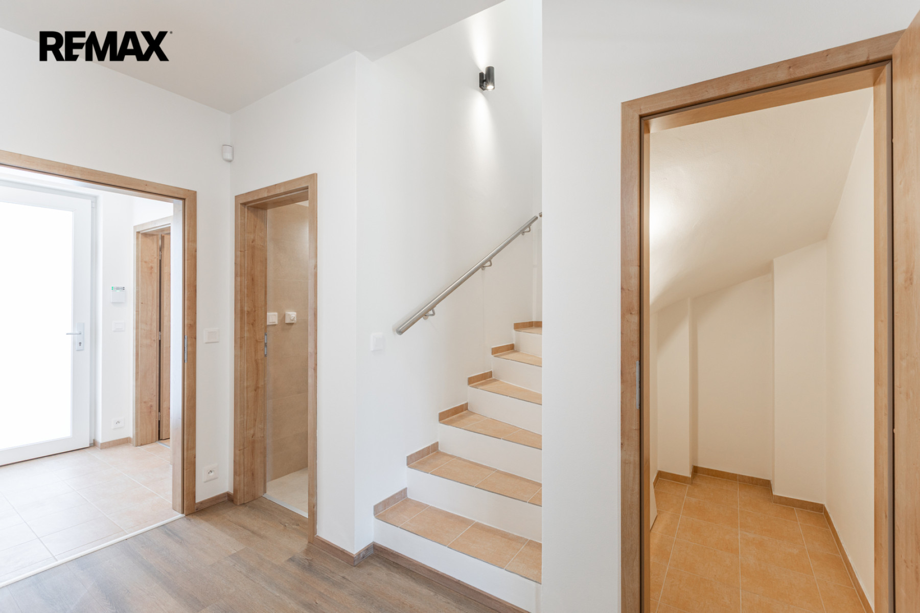 Pronájem rodinného domu 3+kk s parkovacím stáním a zahradou – Praha 9, Hostavice