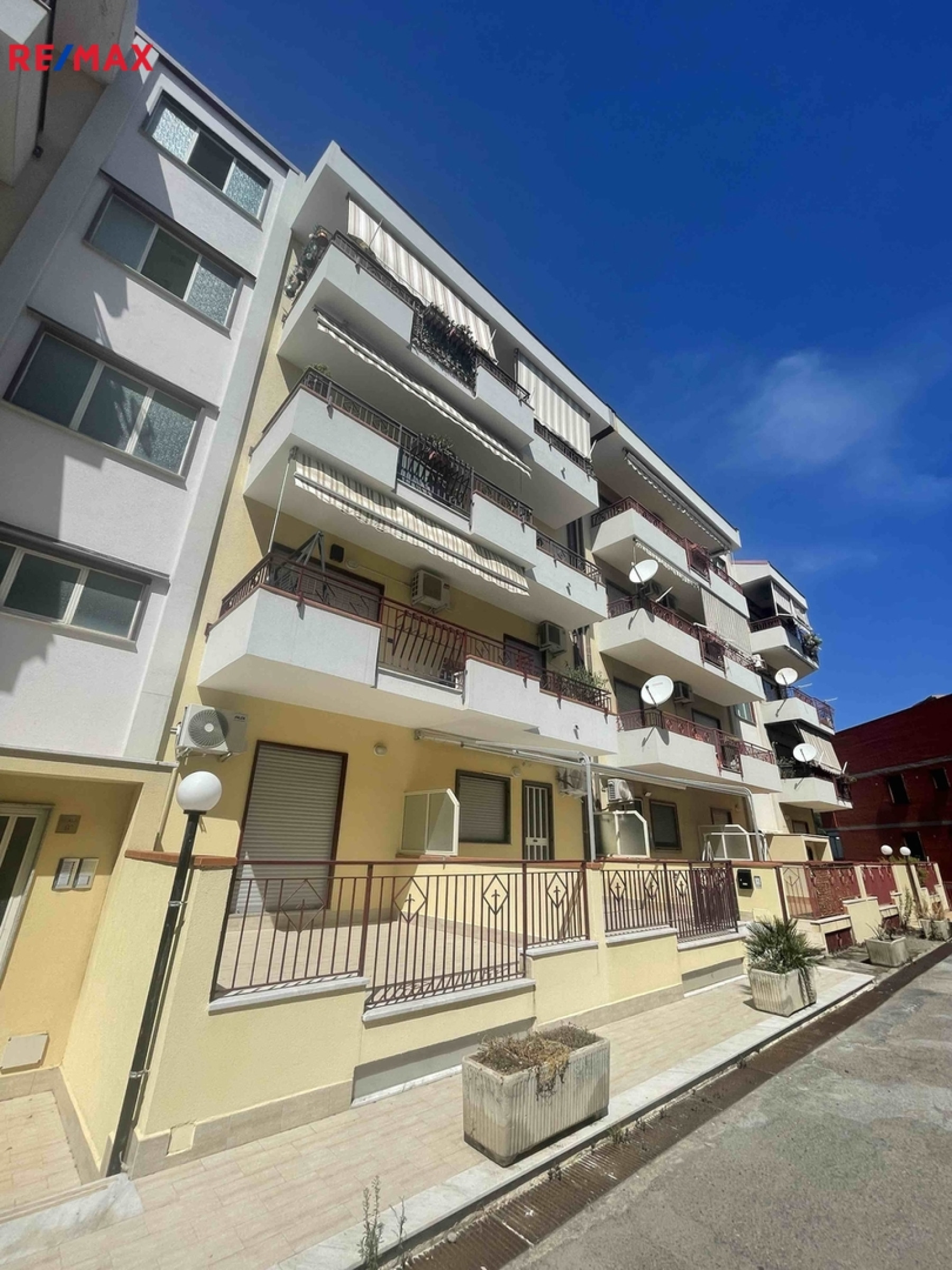 Krásný byt 1+1 s velkou terasou 17 m² jen 200 m od moře – Nizza di Sicilia