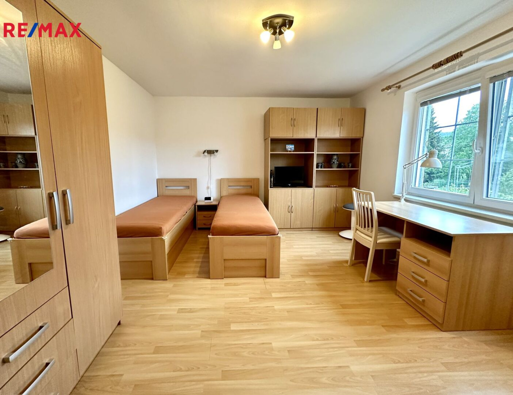 Prodej domu 4+1 s terasou, dvougaráží a velkou zahradou v Komárově