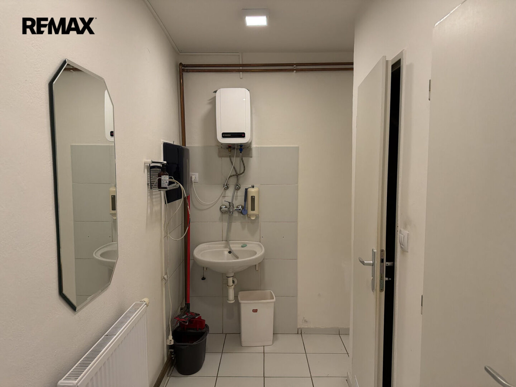 Pronájem komerčních prostor 158 m² – Praha 4, ulice Jemnická