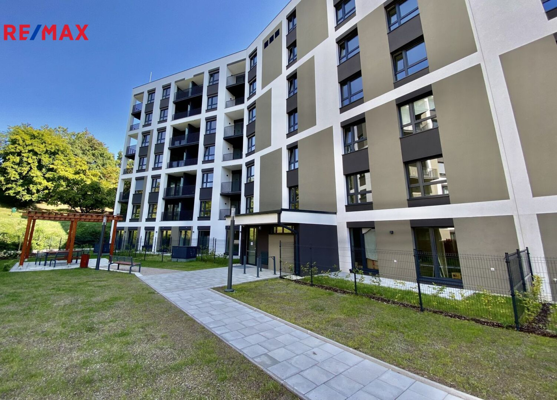 Pronájem velkého parkovacího stání, Praha 3 - Žižkov