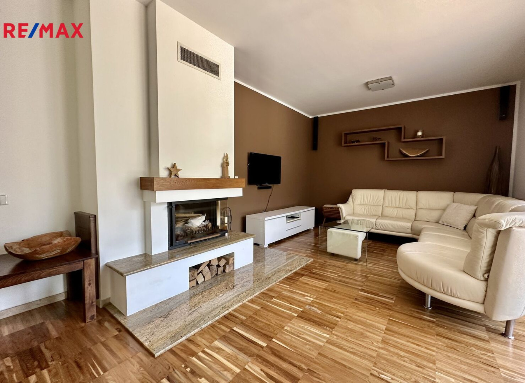 Prodej luxusního domu se zahradou a bazénem v Hrusicích, Praha - východ