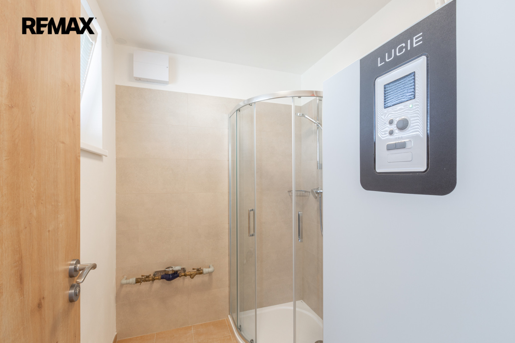 Pronájem rodinného domu 3+kk s parkovacím stáním a zahradou – Praha 9, Hostavice