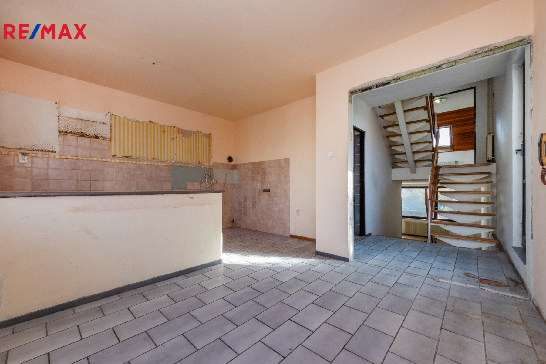 Rohový řadový RD 229 m² 2x lodžie garáž zahrada 311 m² původní stav Součkova Řepy