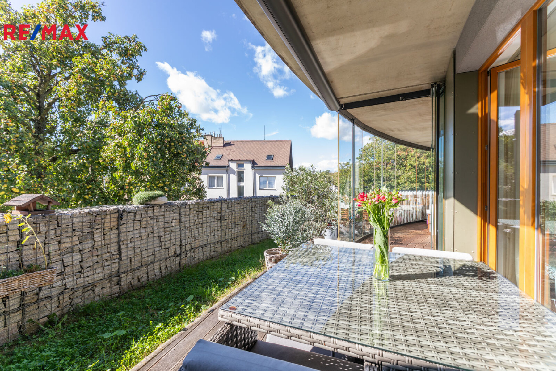 Krásný byt 3+kk zařízený architektonickým studiem s velkou terasou/předzahrádkou