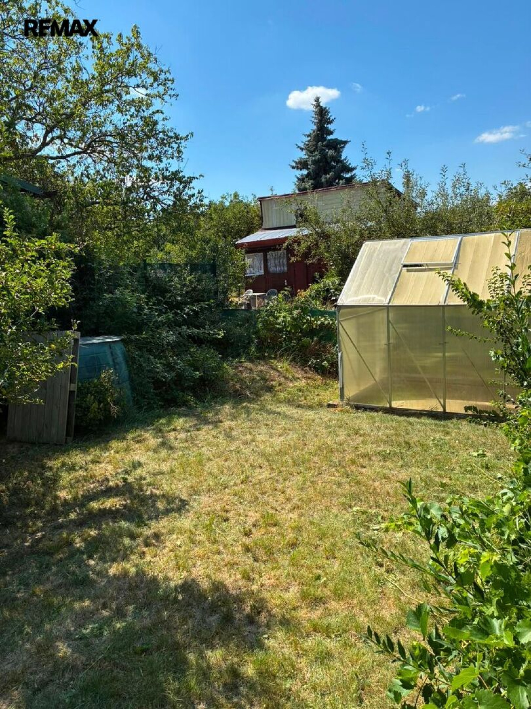 Prodej chatky v žádané lokalitě Prahy 6 - Suchdole