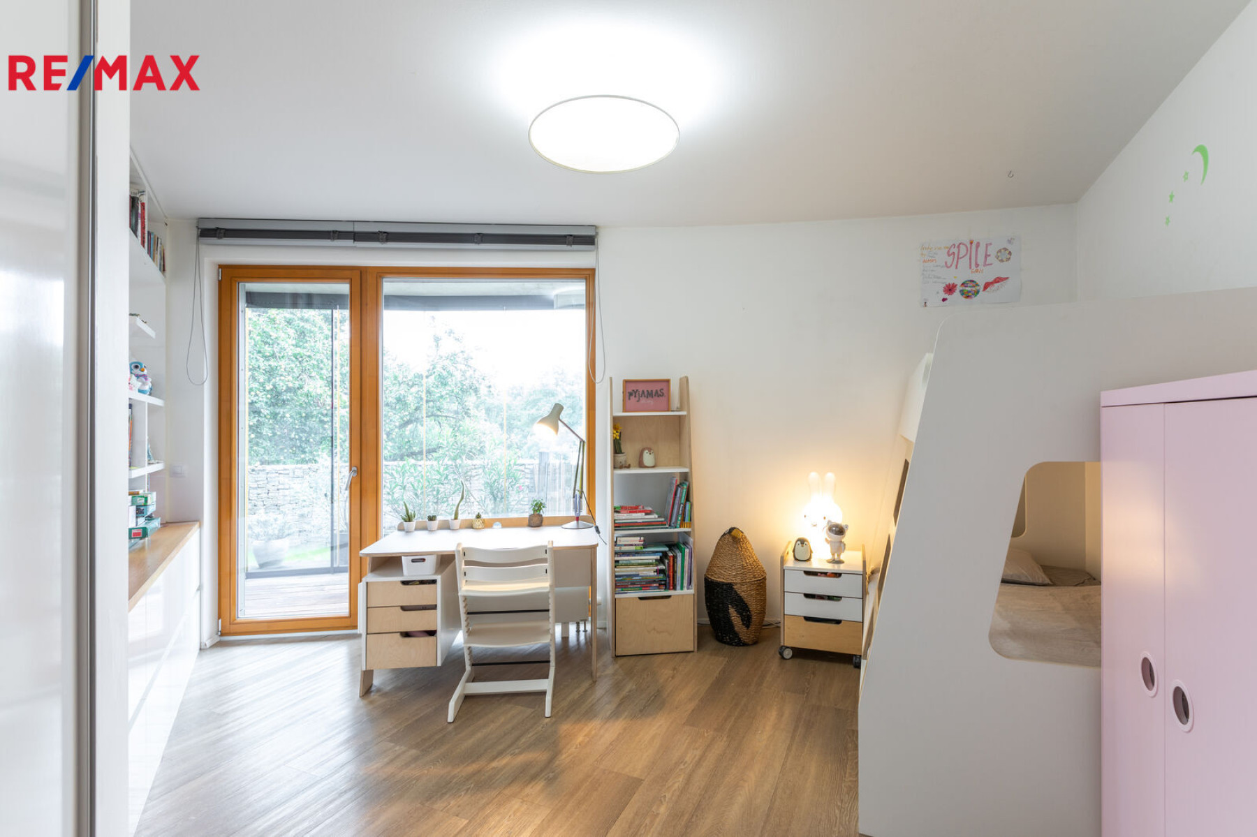 Krásný byt 3+kk zařízený architektonickým studiem s velkou terasou/předzahrádkou