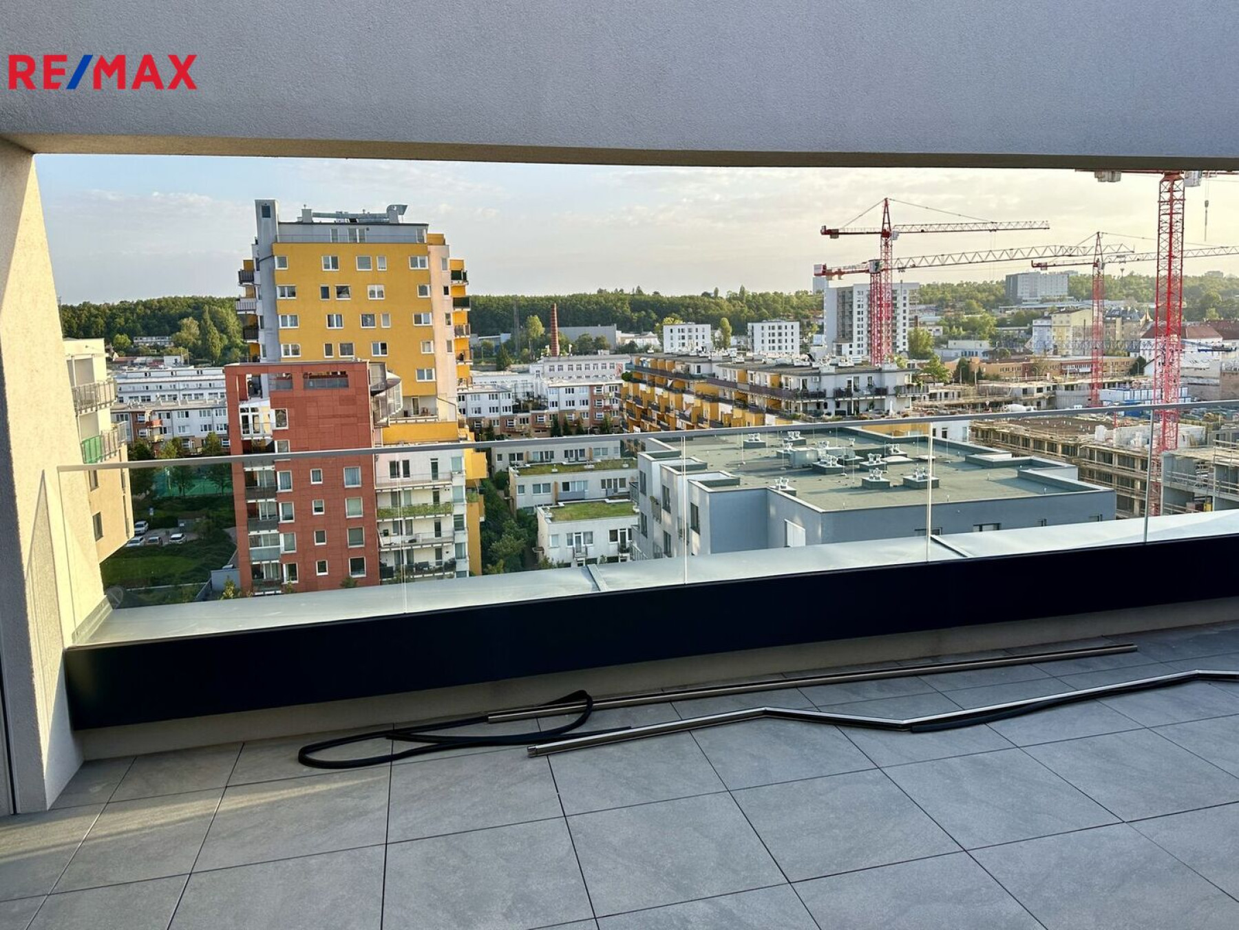 Zcela nový luxusní byt 4+kk, 3 terasy a sklep, Praha 9 - Vysočany