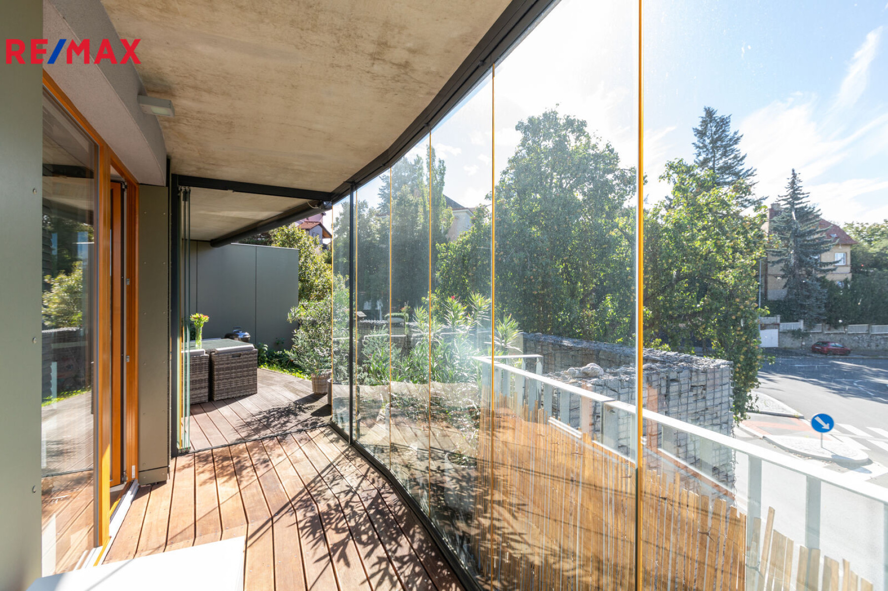 Krásný byt 3+kk zařízený architektonickým studiem s velkou terasou/předzahrádkou