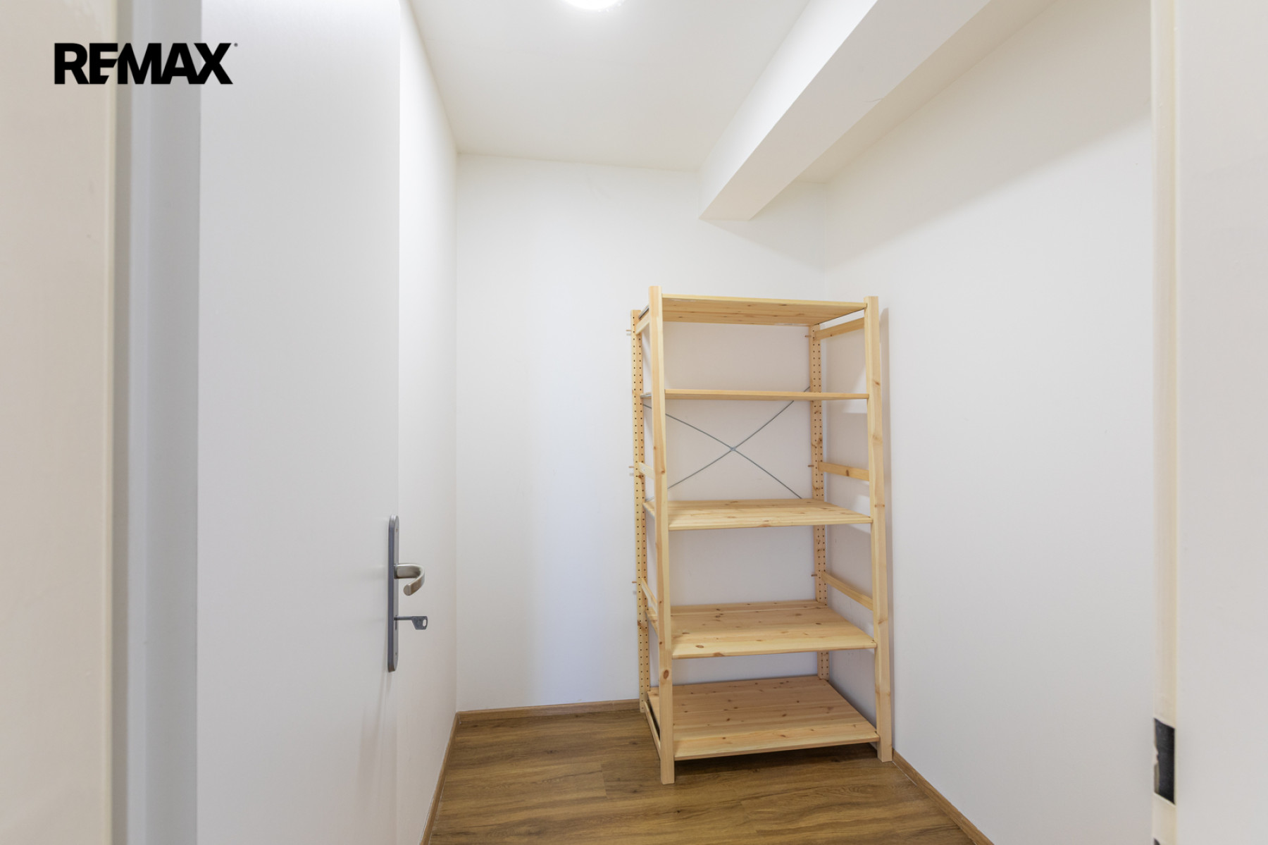 Skvěle prostorný byt 2+kk s balkonem v Radotíně