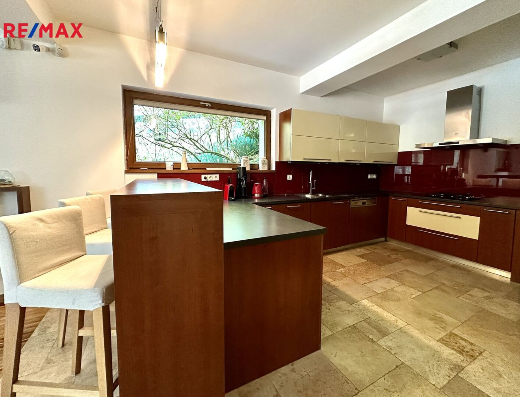 Prodej luxusního domu se zahradou a bazénem v Hrusicích, Praha - východ