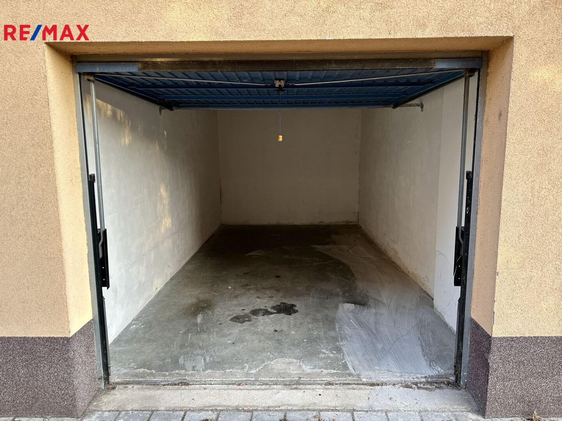 Prodej garáže 16 m2 v Troji, Praha 8