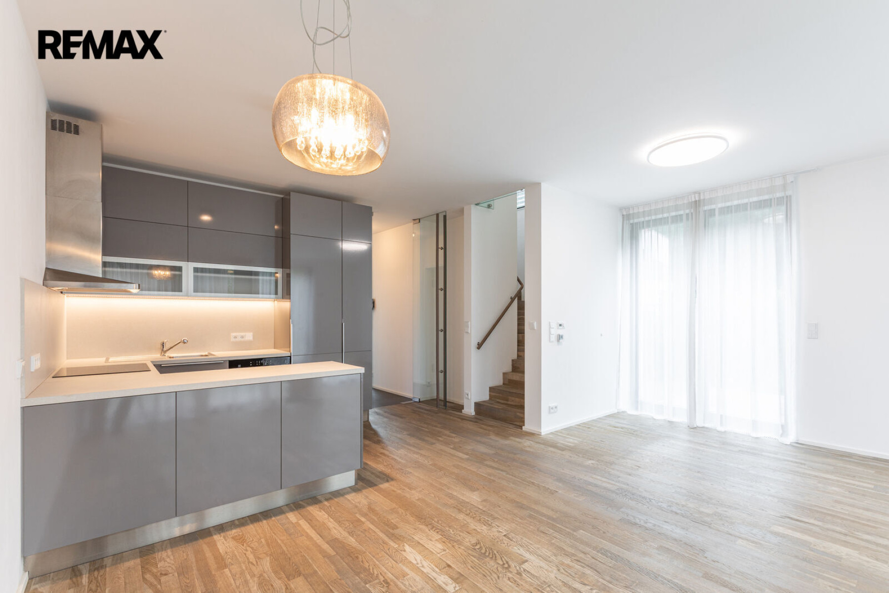 Pronájem rodinného domu 5+kk, 179 m² se zahradou 357 m², dvěma terasami, balkonem a dvougaráží