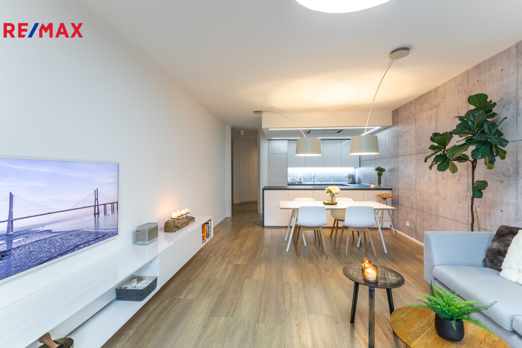 Krásný byt 3+kk zařízený architektonickým studiem s velkou terasou/předzahrádkou