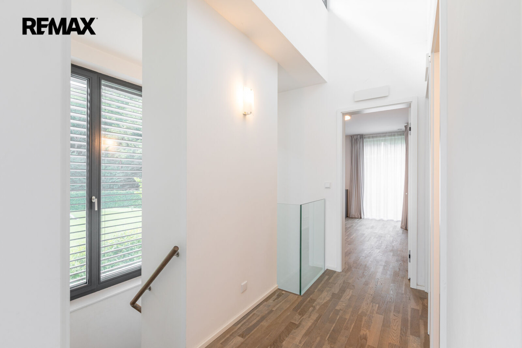 Pronájem rodinného domu 5+kk, 179 m² se zahradou 357 m², dvěma terasami, balkonem a dvougaráží
