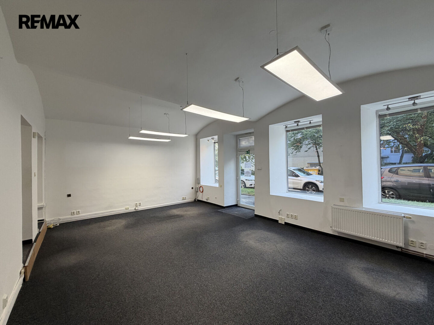 Pronájem komerčních prostor 158 m² – Praha 4, ulice Jemnická