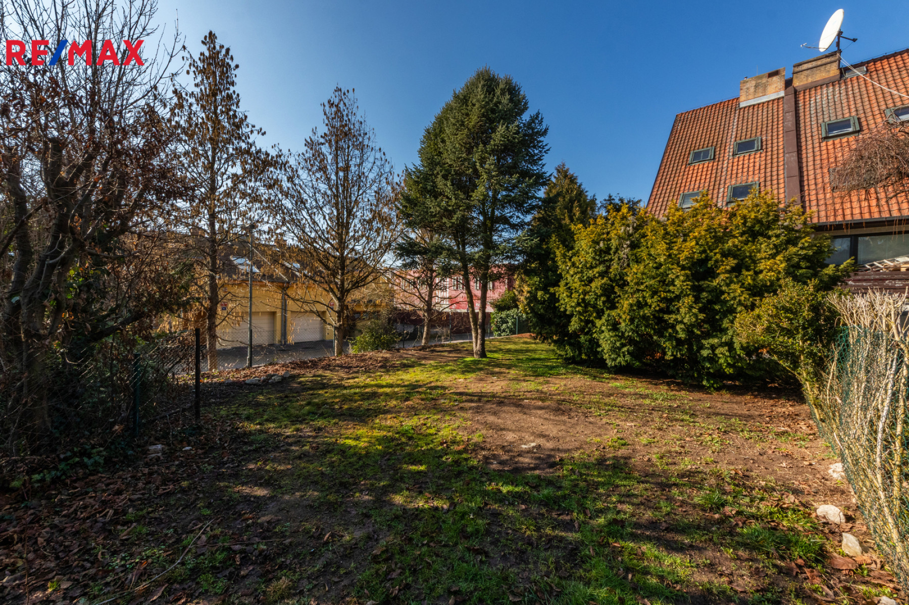 Rohový řadový RD 229 m² 2x lodžie garáž zahrada 311 m² původní stav Součkova Řepy