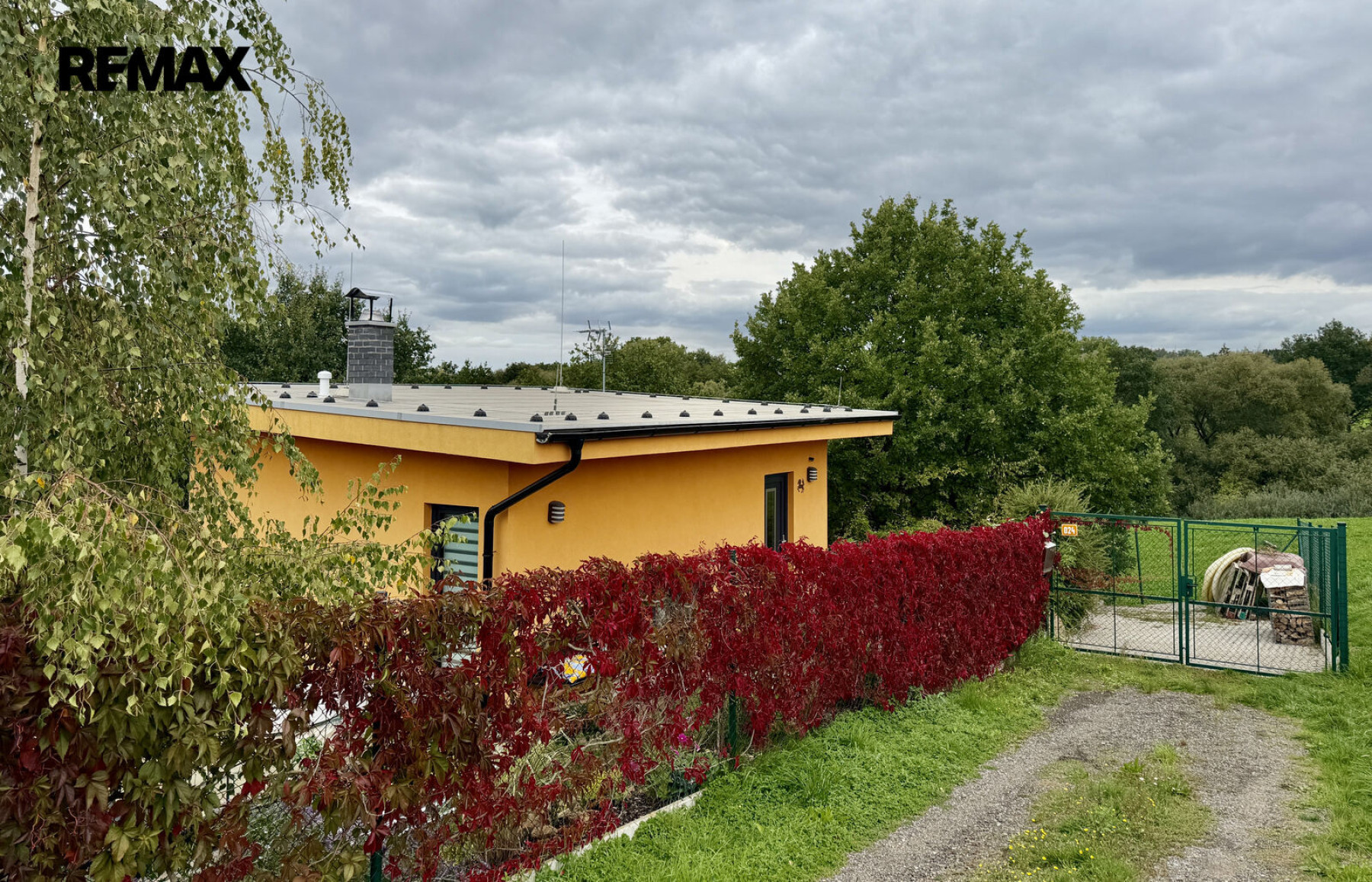 Krásný moderní zděný domek se zahradou u Benešova