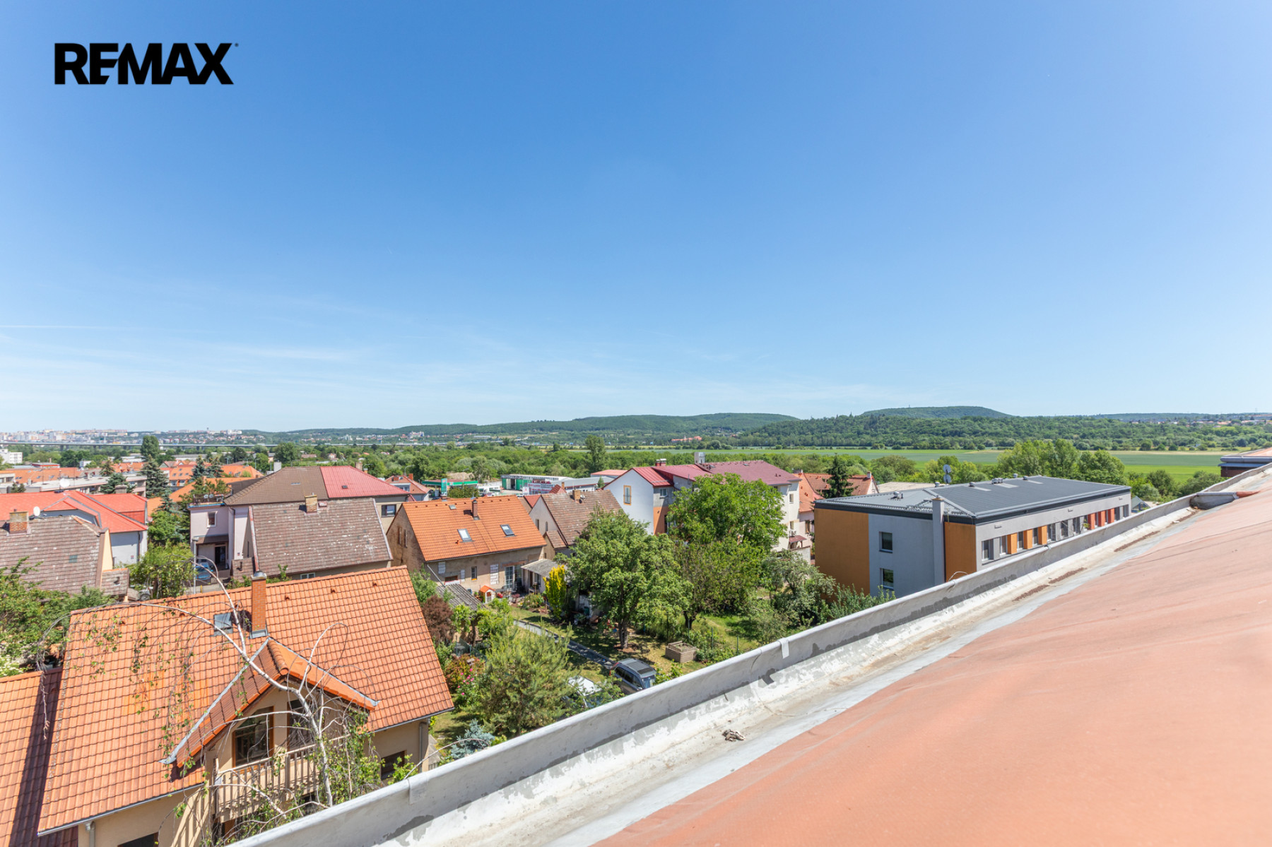 Skvěle prostorný byt 2+kk s balkonem v Radotíně