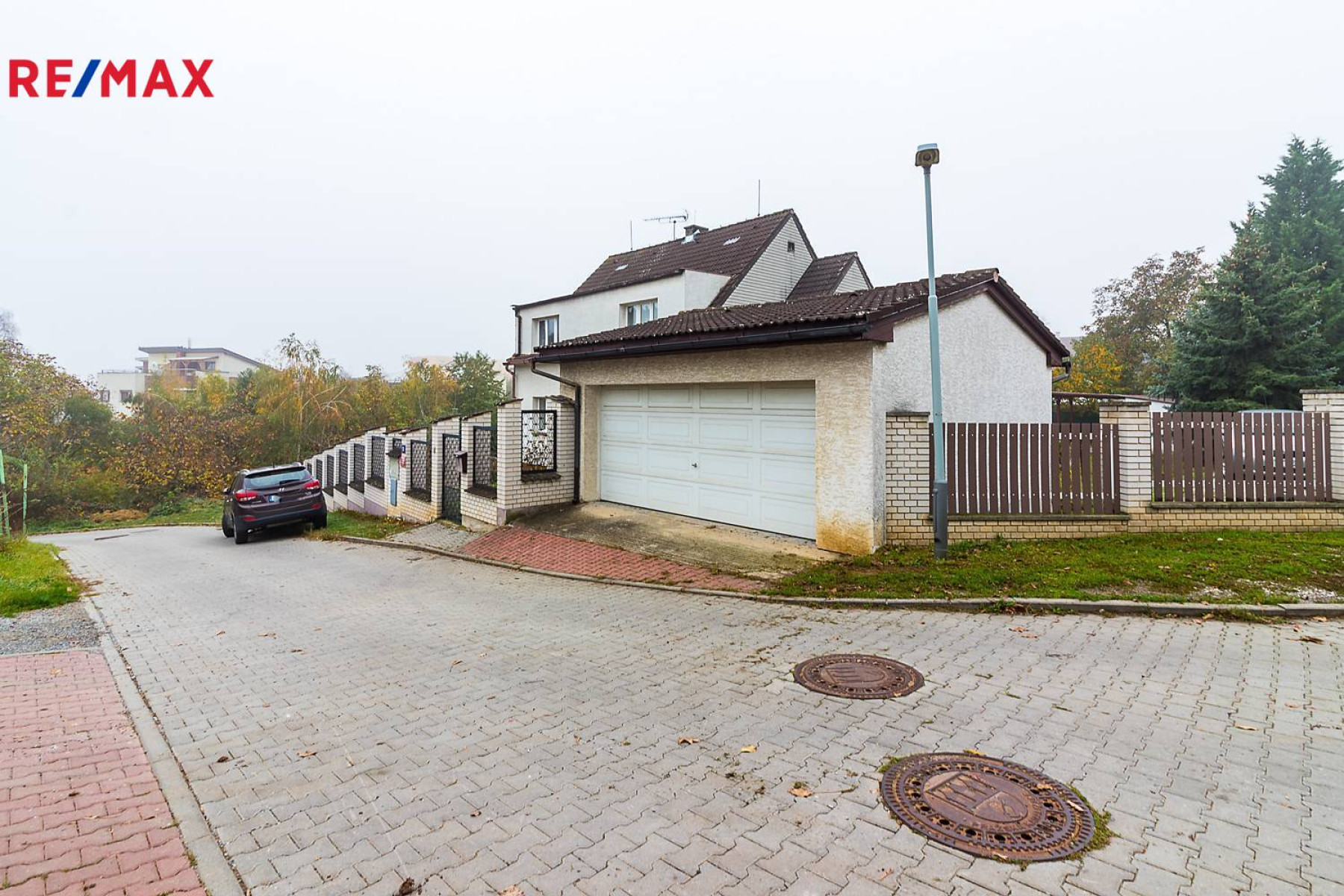 Prodej rodinného domu s velkou garáží ve Stodůlkách