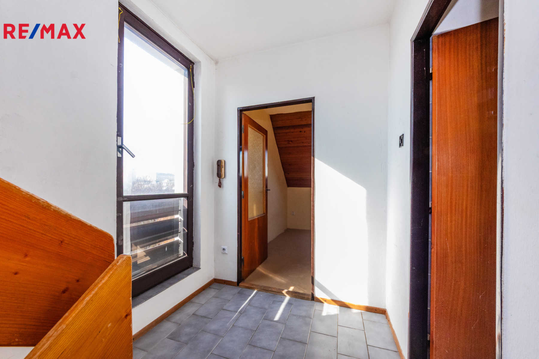 Rohový řadový RD 229 m² 2x lodžie garáž zahrada 311 m² původní stav Součkova Řepy