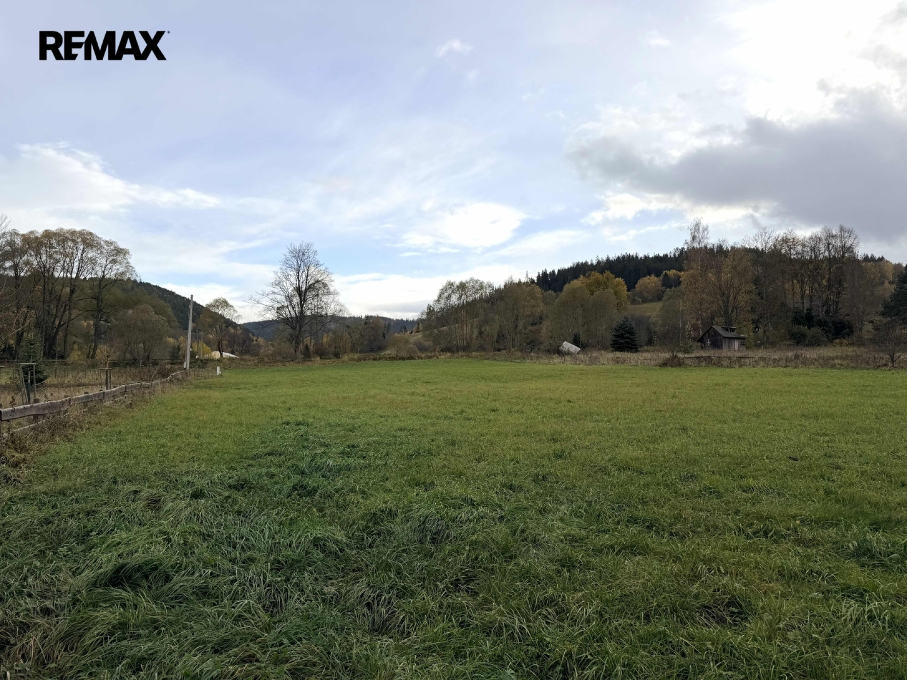 Prodej stavebního pozemku 4 413 m2 s povolením – Radešov u Sušice