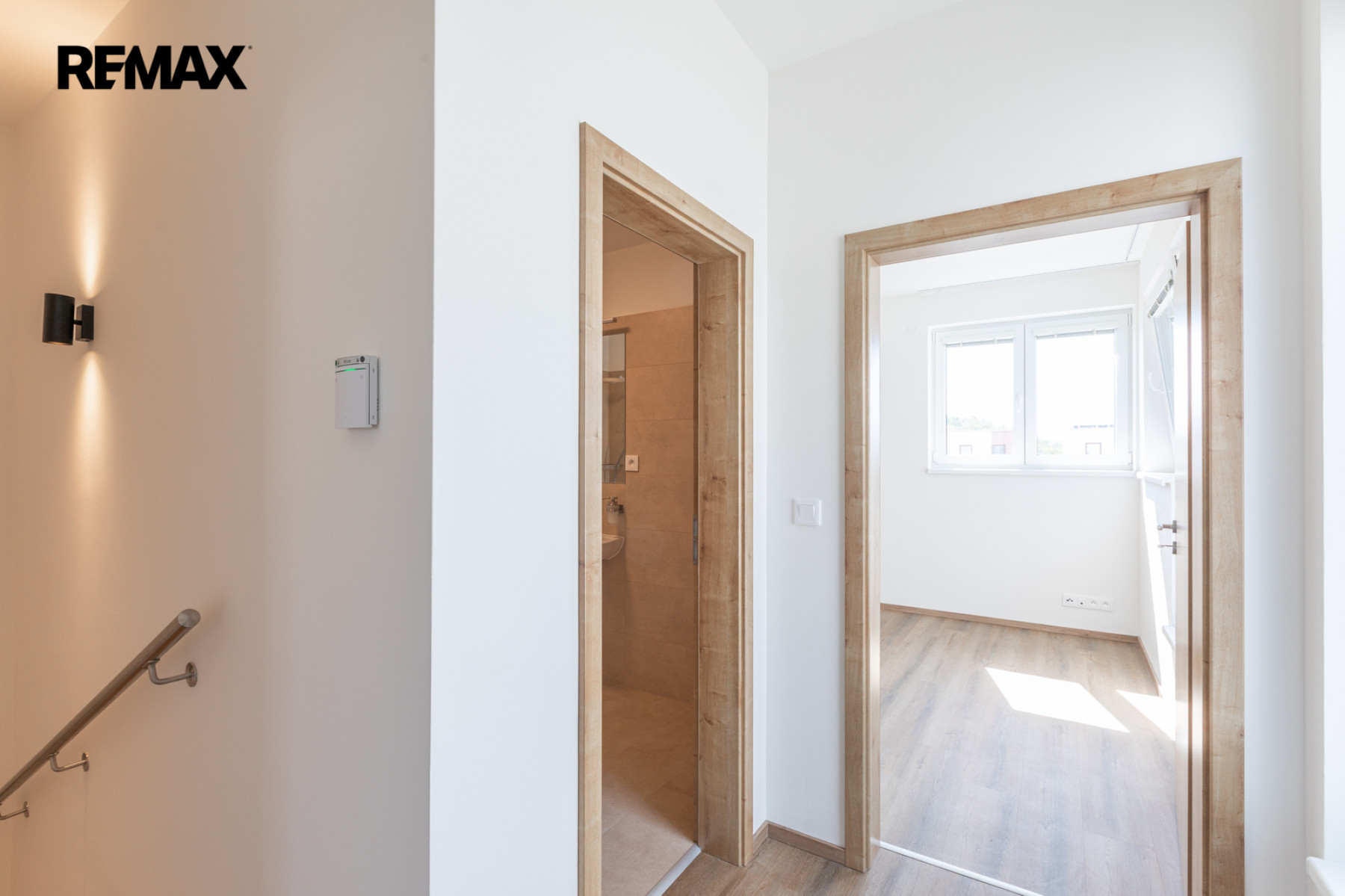 Pronájem rodinného domu 3+kk s parkovacím stáním a zahradou – Praha 9, Hostavice