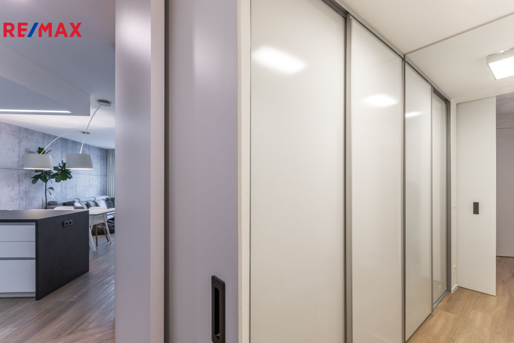 Krásný byt 3+kk zařízený architektonickým studiem s velkou terasou/předzahrádkou
