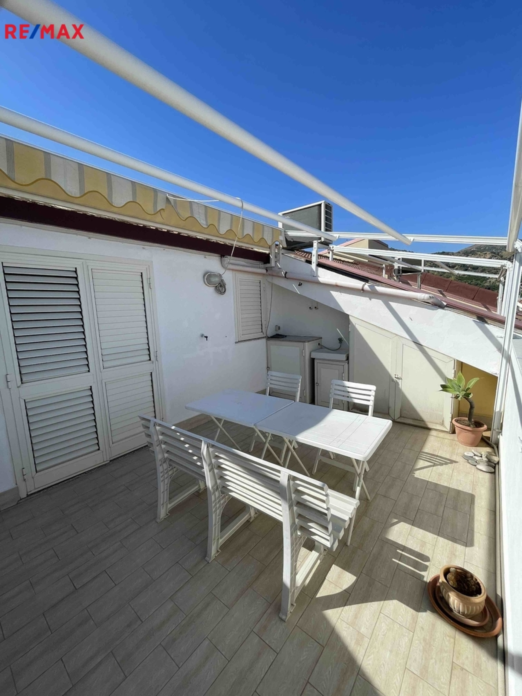 Krásný byt 1+1 s velkou terasou 17 m² jen 200 m od moře – Nizza di Sicilia