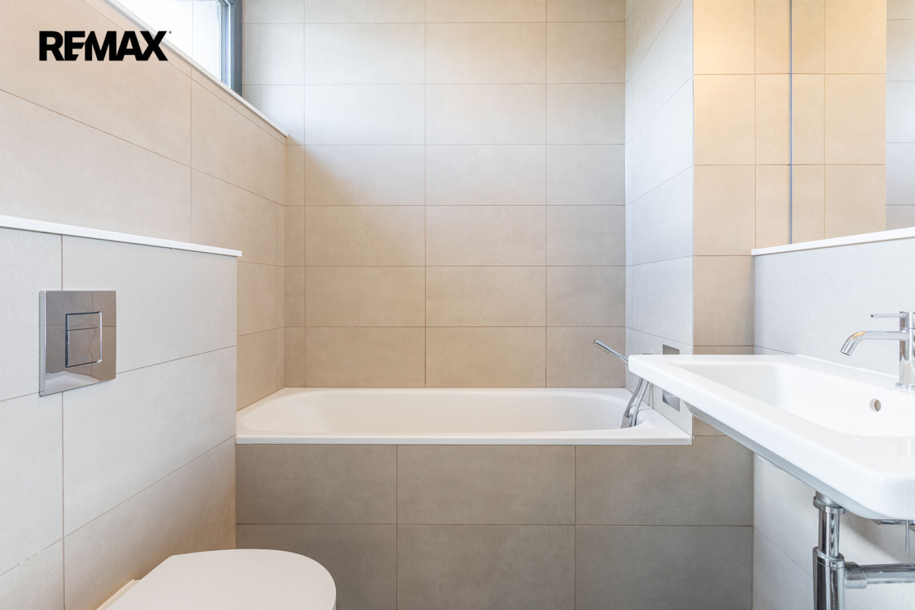 Pronájem rodinného domu 5+kk, 179 m² se zahradou 357 m², dvěma terasami, balkonem a dvougaráží